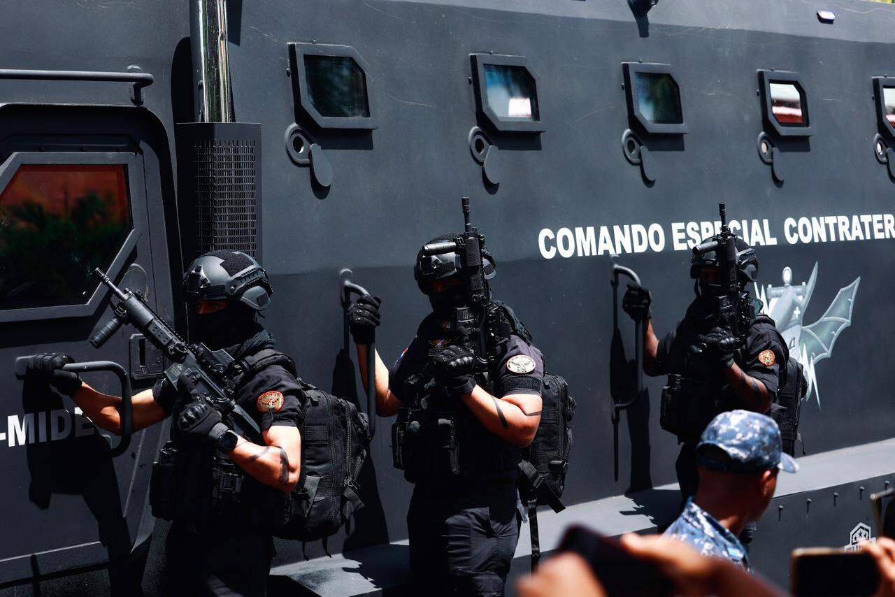 Militares custodian el vehículo antiterrorismo Furia VBD-3 mientras los ciudadanos observan durante su primera presentación en el desfile cívico-militar del 19 de Marzo en Azua.