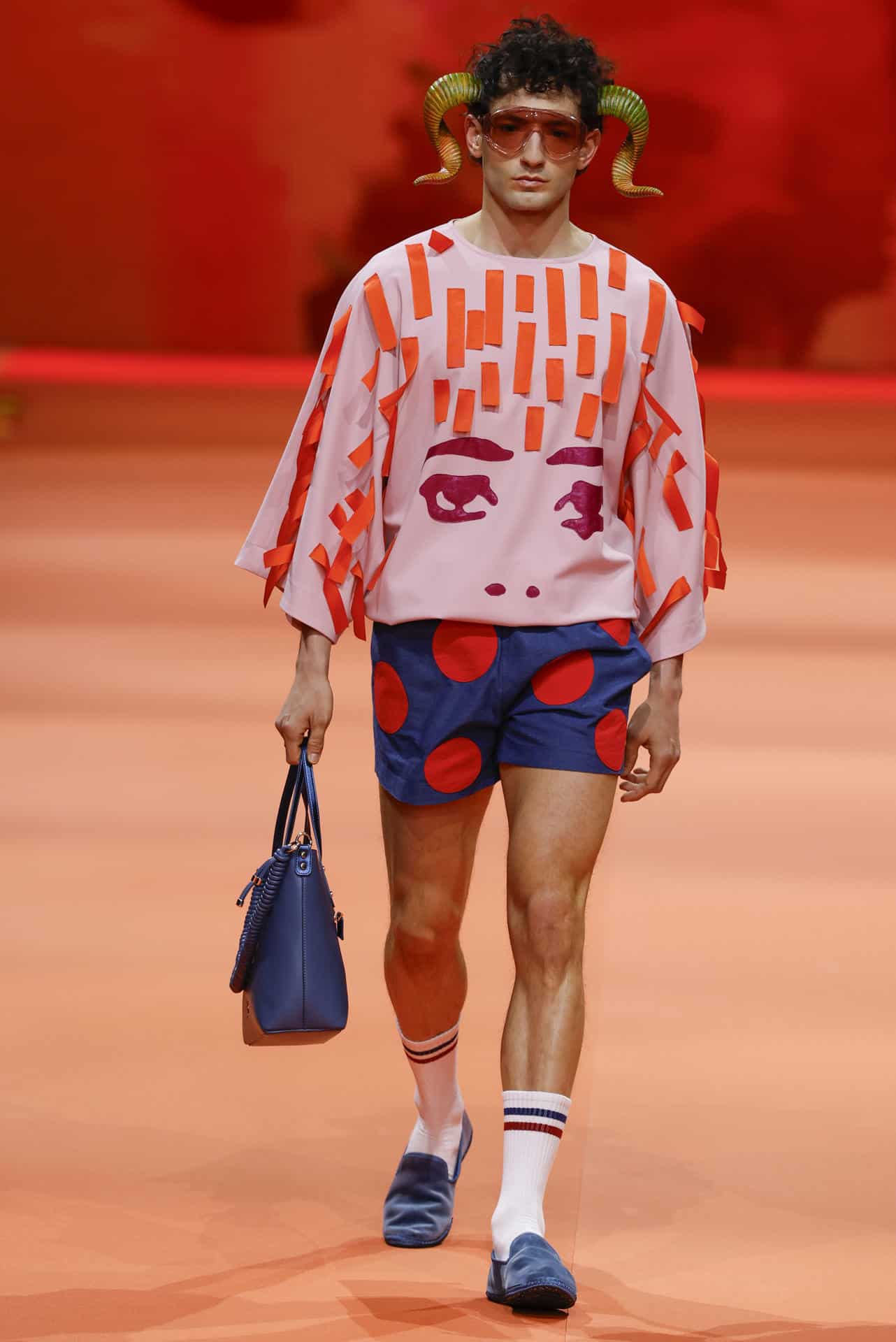 Un modelo muestra una creaci&oacute;n de Agatha Ru&iacute;z de la Prada durante un desfile celebrado este viernes en el marco de la Semana de la Moda de Madrid (MBFW).