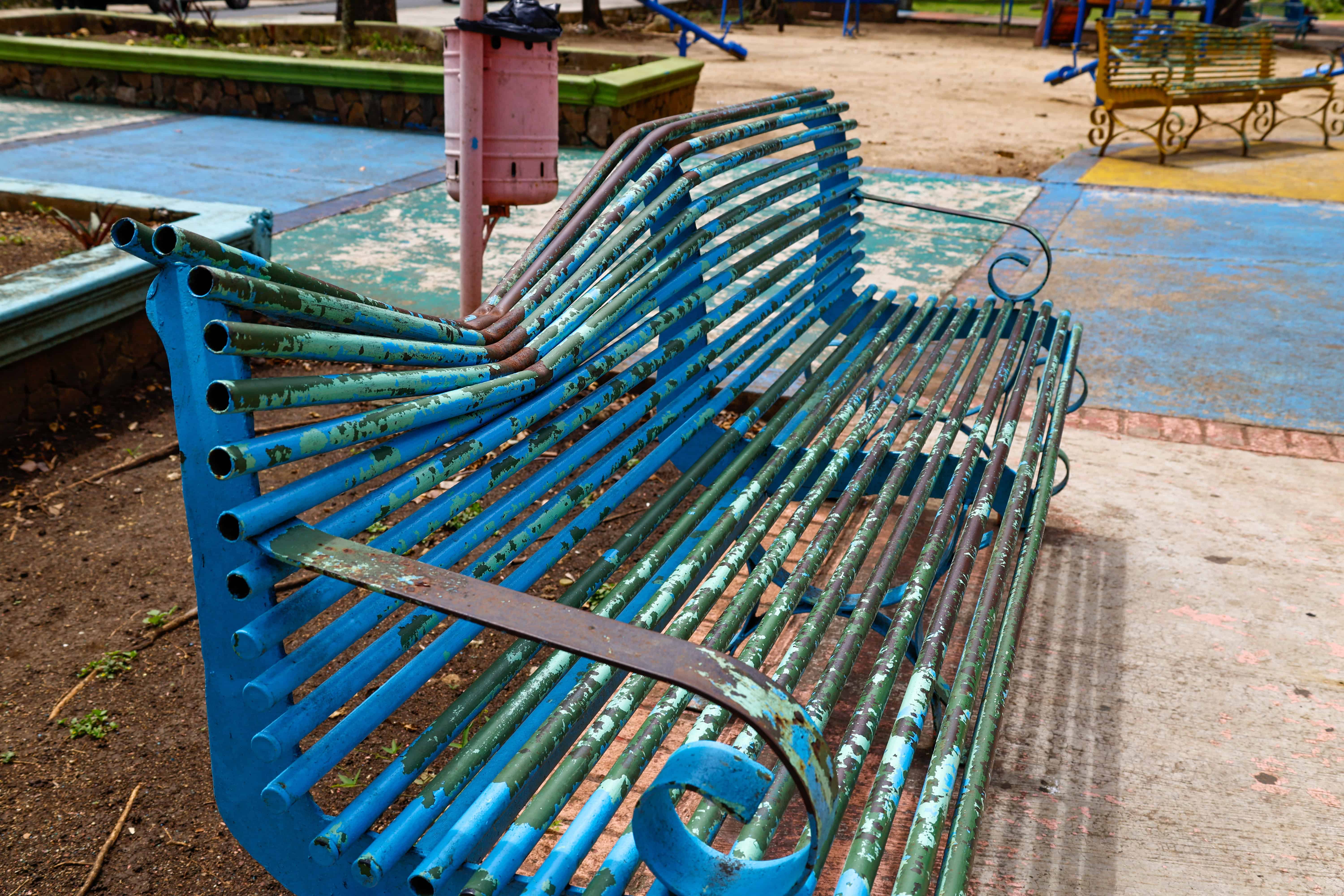 Desaprensivos intentan romper hasta los bancos.