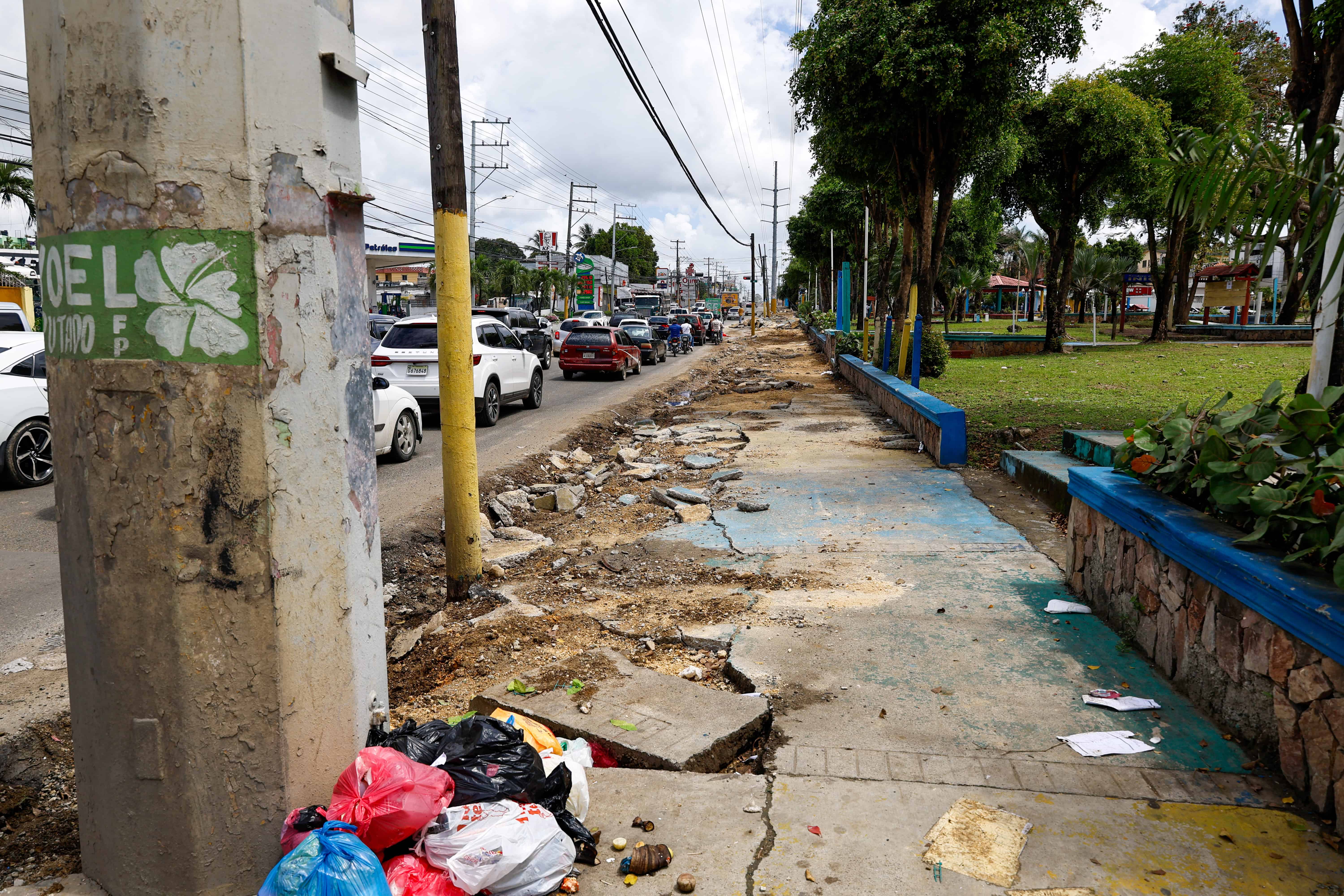 La acera norte estaba en buen estado, pero fue destuida para reconstruirla, lo que entienden es un gasto innecesario.
