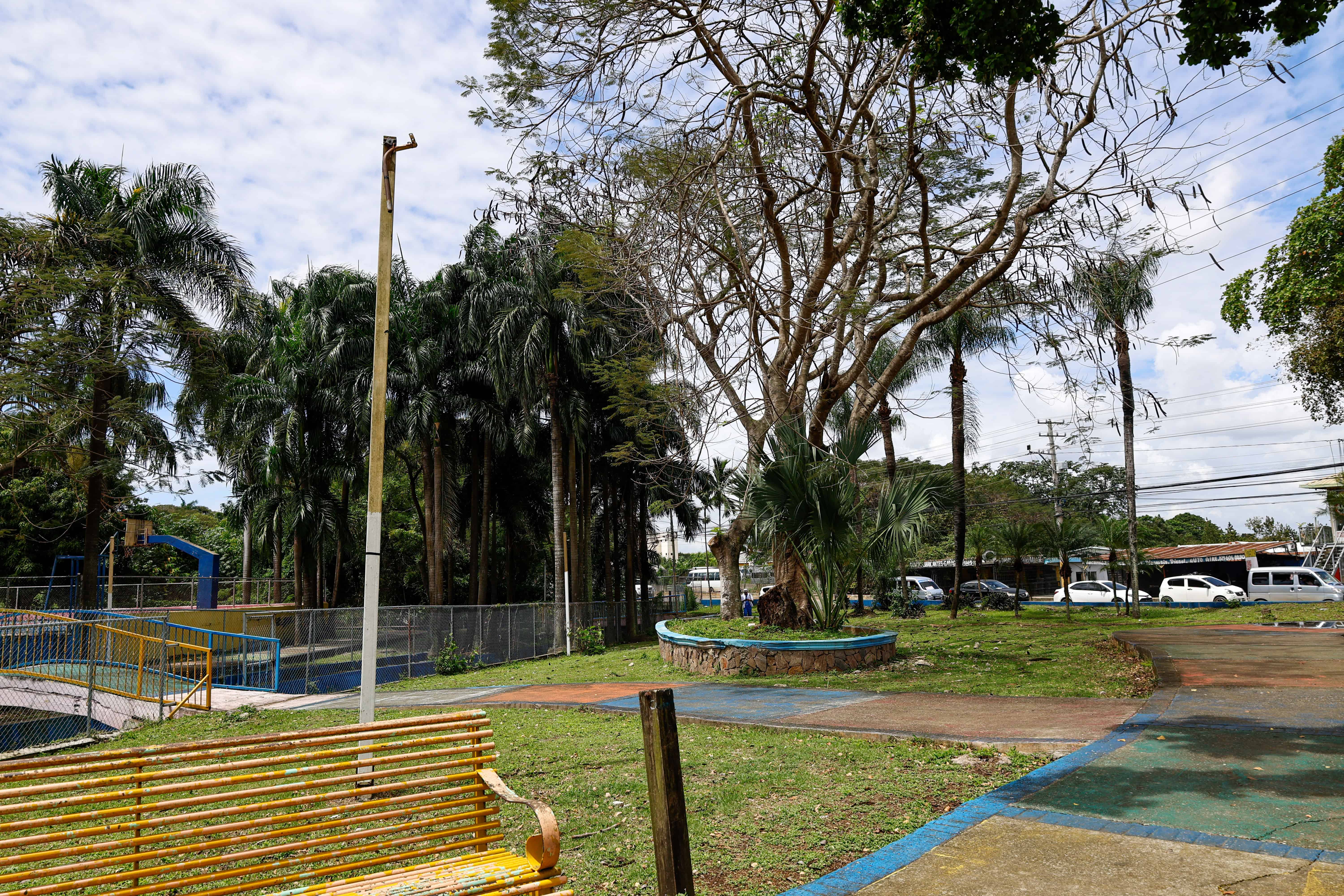 Solo quedan los postes donde estaban las l&aacute;mparas.