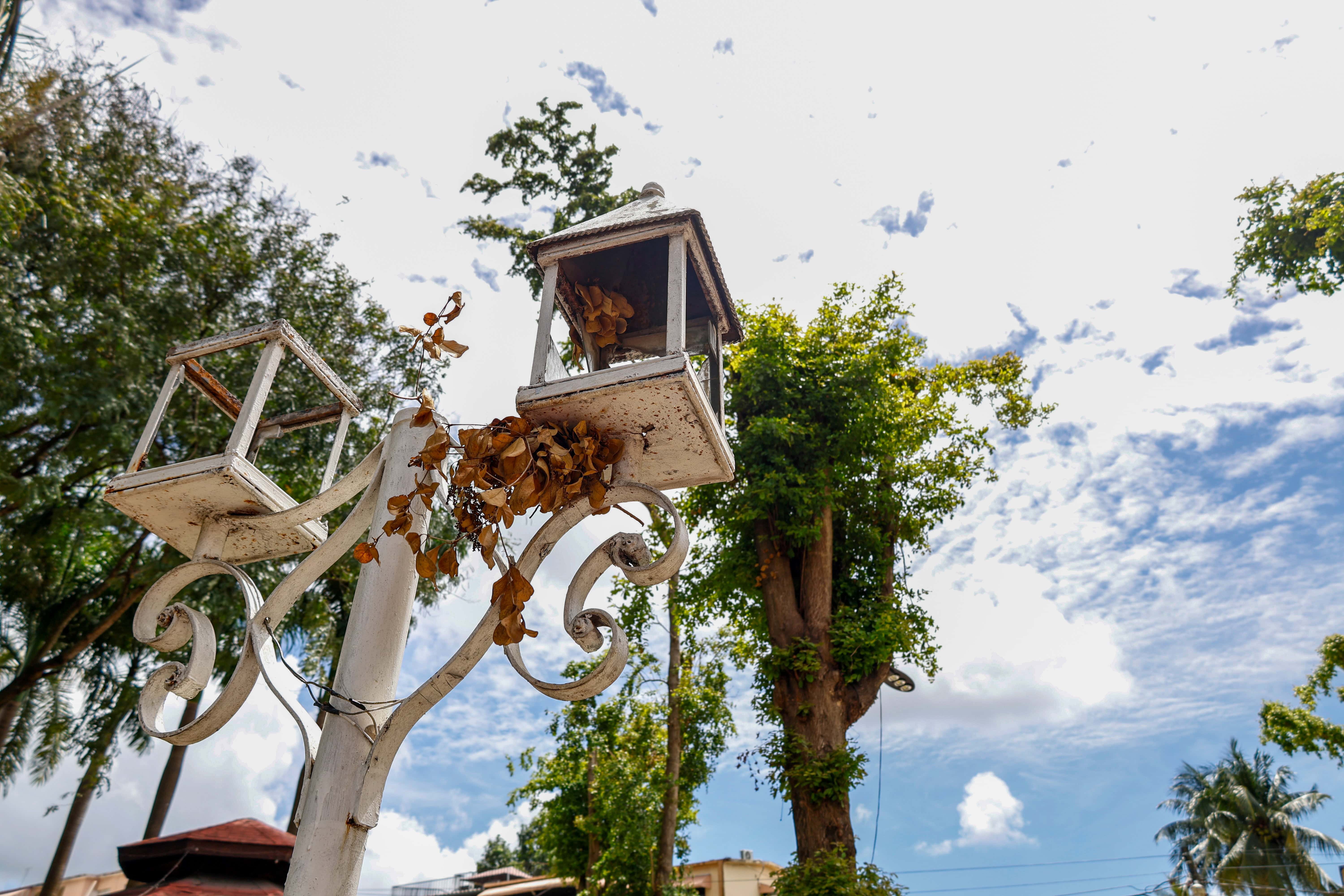 Las l&aacute;mparas fueron rotas en su totalidad.