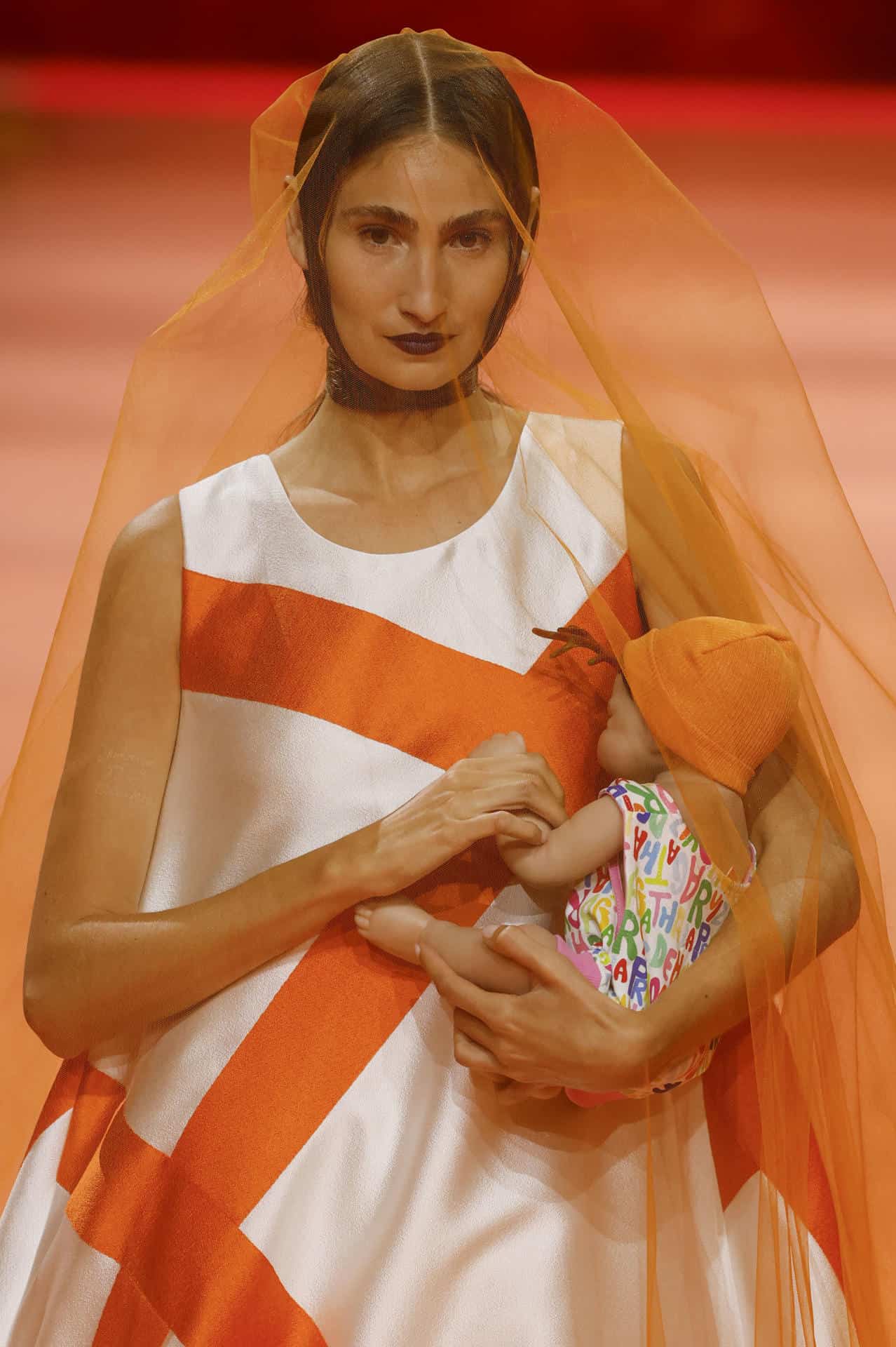  Una modelo muestra una creaci&oacute;n de Agatha Ru&iacute;z de la Prada durante un desfile celebrado este viernes en el marco de la Semana de la Moda de Madrid (MBFW).