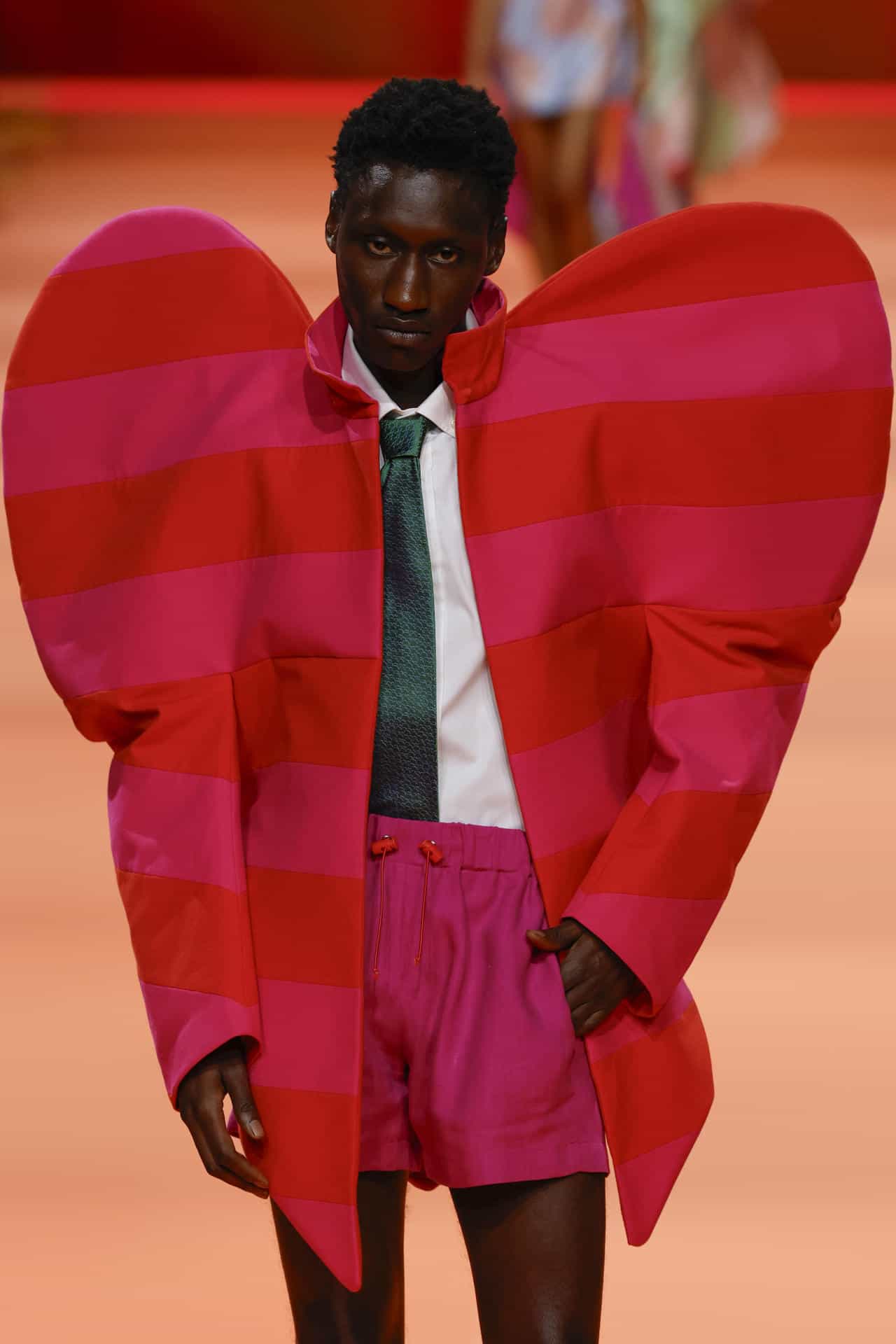 V&iquest;Un modelo muestra una creaci&oacute;n de Agatha Ru&iacute;z de la Prada durante un desfile celebrado este viernes en el marco de la Semana de la Moda de Madrid (MBFW).