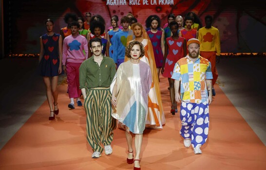 Colecci&oacute;n de &Aacute;gatha Ruiz de la Prada resalta elementos naturales y tradicionales