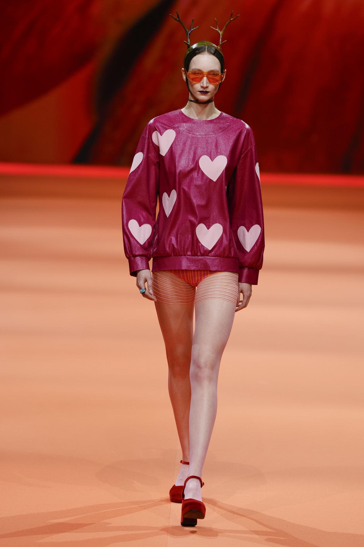  Una modelo muestra una creaci&oacute;n de Agatha Ru&iacute;z de la Prada durante un desfile celebrado este viernes en el marco de la Semana de la Moda de Madrid (MBFW). 