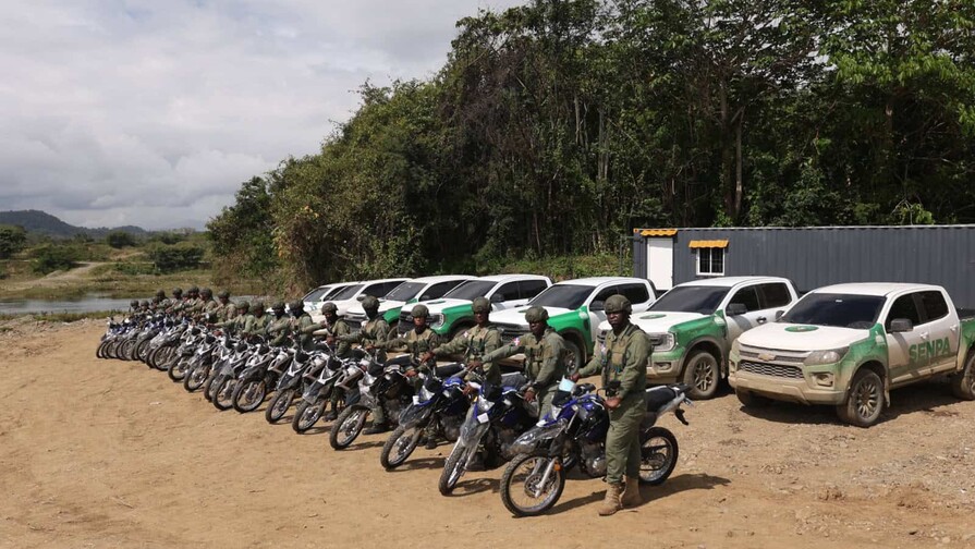 Medio Ambiente entrega 20 motocicletas al Senpa para reforzar vigilancia en río Haina