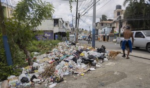 Las aceras de Santo Domingo Norte est&aacute;n repletas de basura y huecos que dificultan caminar