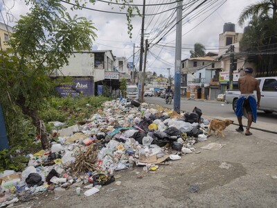 La basura se adueña de las aceras en Santo Domingo Norte