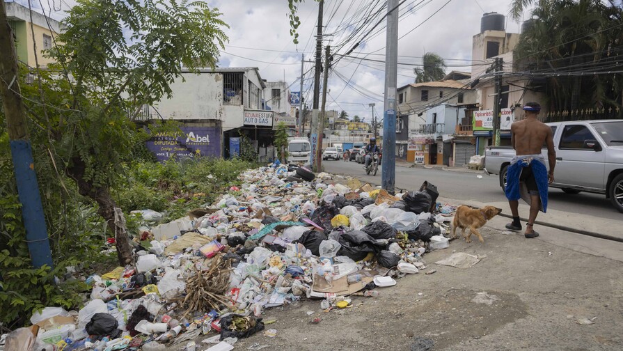 Las aceras de Santo Domingo Norte están repletas de basura y huecos que dificultan caminar