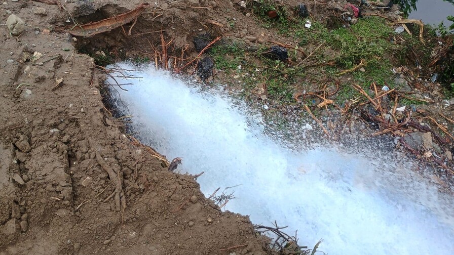 Rotura de tuber&iacute;a provoca desperdicio de miles de galones de agua en Manoguayabo