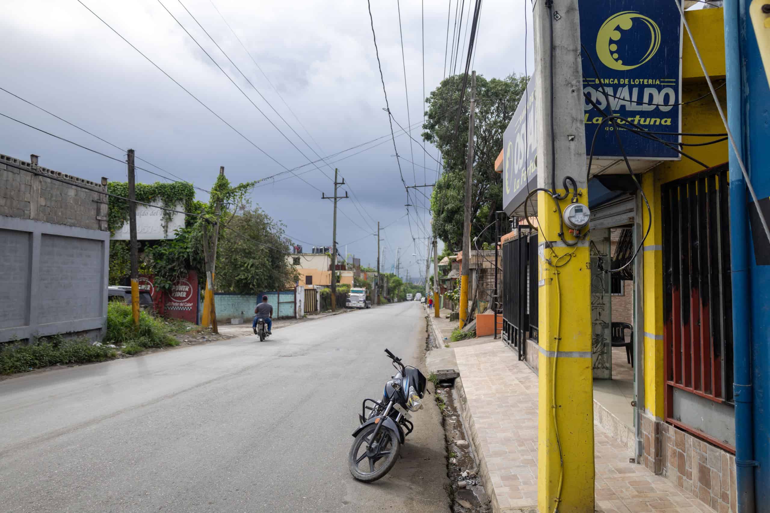 La calle Fabiola Uribe, donde se observan negocios y vehículos.