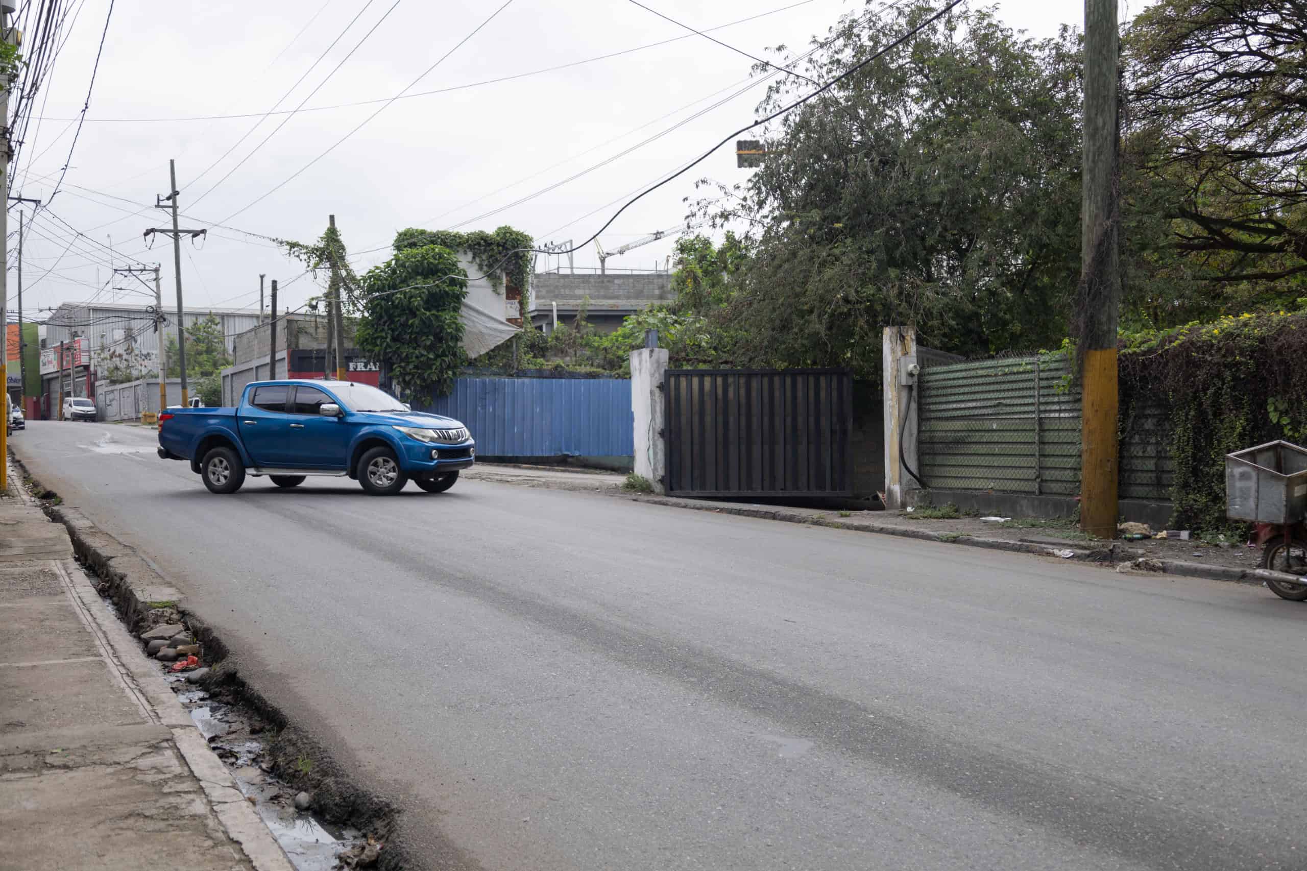 Una camioneta a punto de ingresar al almacén del Minerd por el portón principal.