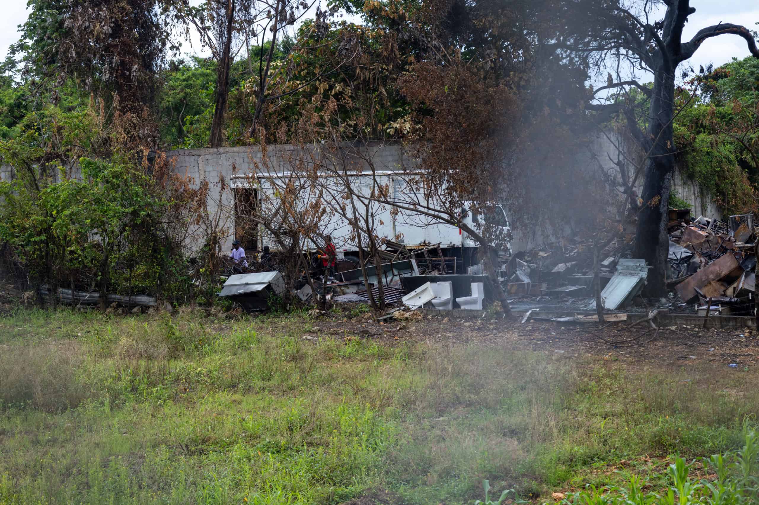Los objetos en desuso en el patio del almacén del Minerd.
