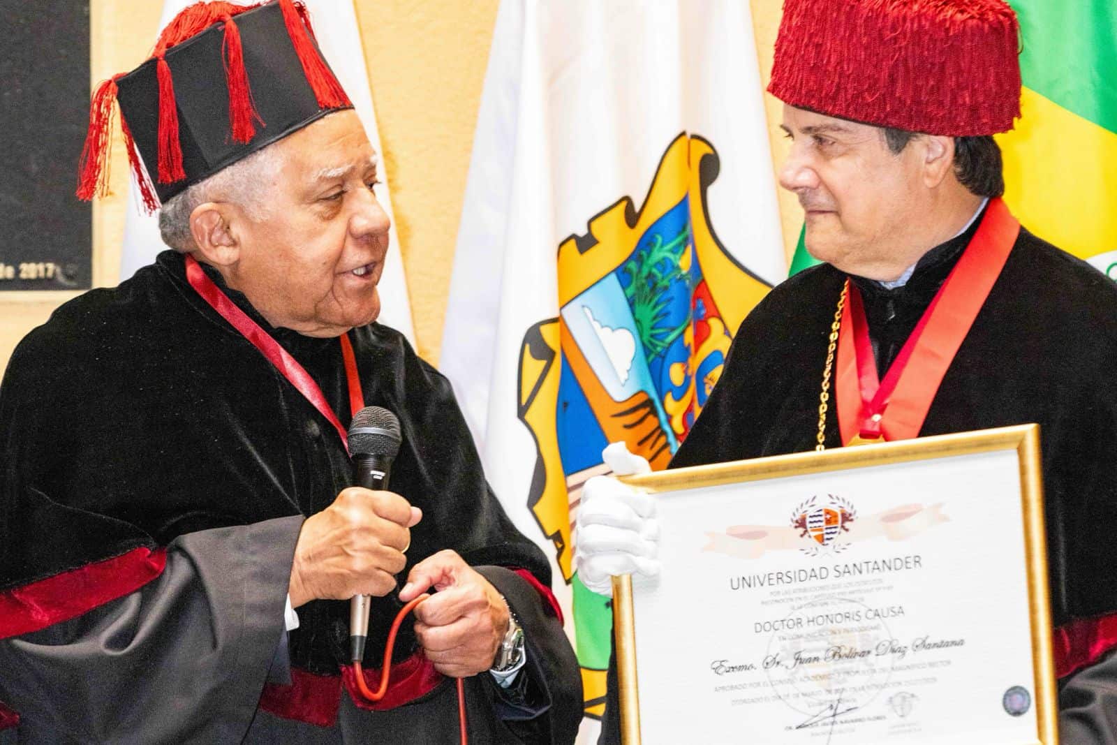 El rector Enrique Javier Navarro Flores encabeza la entrega del doctorado Honoris Causa al embajador dominicano Juan Bol&iacute;var D&iacute;az.
