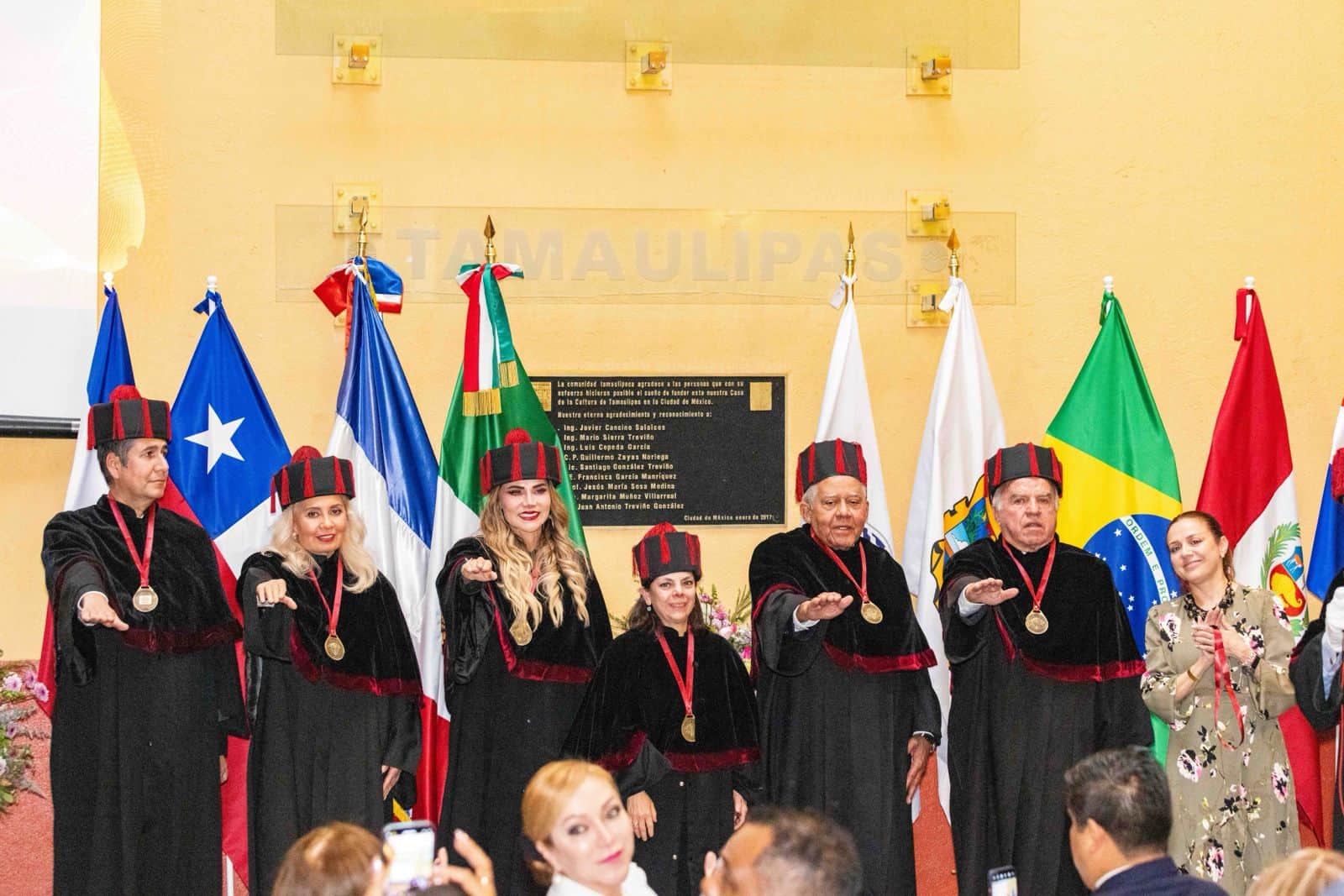 Momento de la entrega del reconocimiento acad&eacute;mico a Juan Bol&iacute;var D&iacute;az y otras figuras en la Universidad Santander.