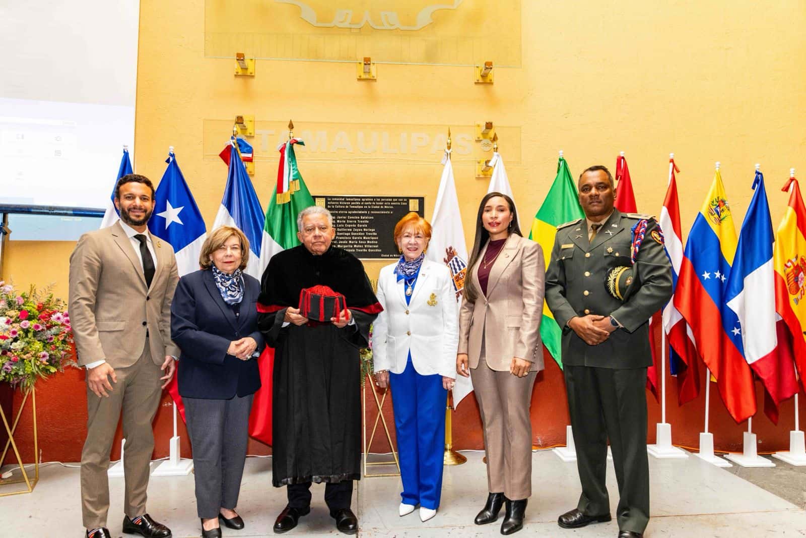 El embajador dominicano Juan Bol&iacute;var D&iacute;az posa tras ser reconocido por su trayectoria period&iacute;stica y diplom&aacute;tica en ceremonia solemne.