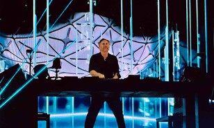 David Guetta desata la euforia y la nostalgia con su espect&aacute;culo "The Monolith Tour"