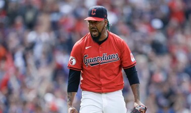 Los lanzadores dominicanos Emmanuel Clase y Luis Ortiz en licencia no disciplinaria sin sueldo