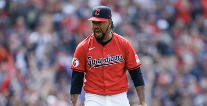 Los lanzadores dominicanos Emmanuel Clase y Luis Ortiz en licencia no disciplinaria sin sueldo