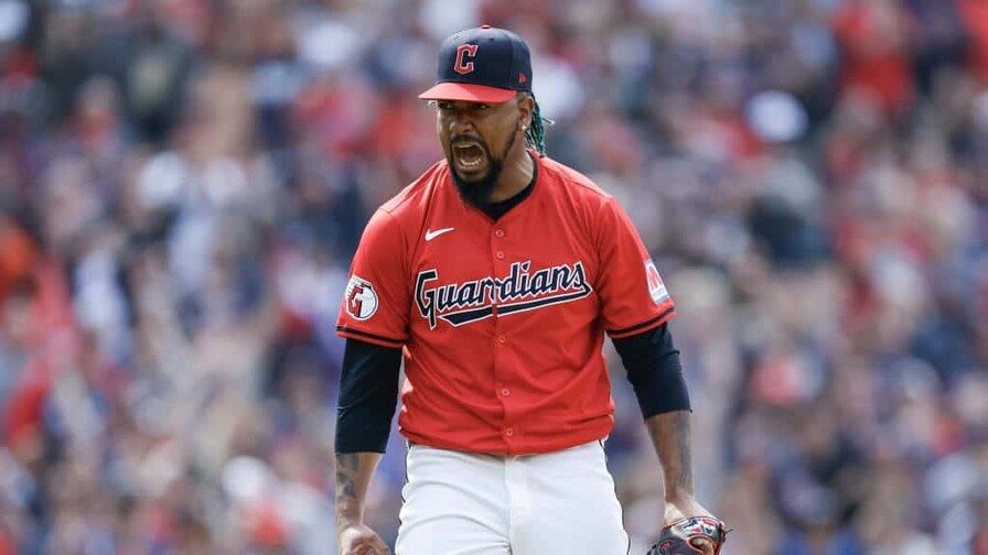 Los lanzadores dominicanos Emmanuel Clase y Luis Ortiz en licencia no disciplinaria sin sueldo