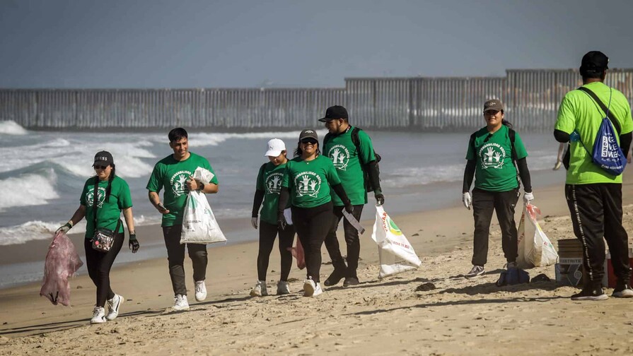 Activistas de México y EE. UU. refuerzan monitoreo de contaminación en playas de la frontera Activistas de México y EE. UU. refuerzan monitoreo de contaminación en playas de la frontera