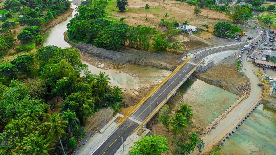 Autoridades entregan puente Batey Ginebra en Gaspar Hernández