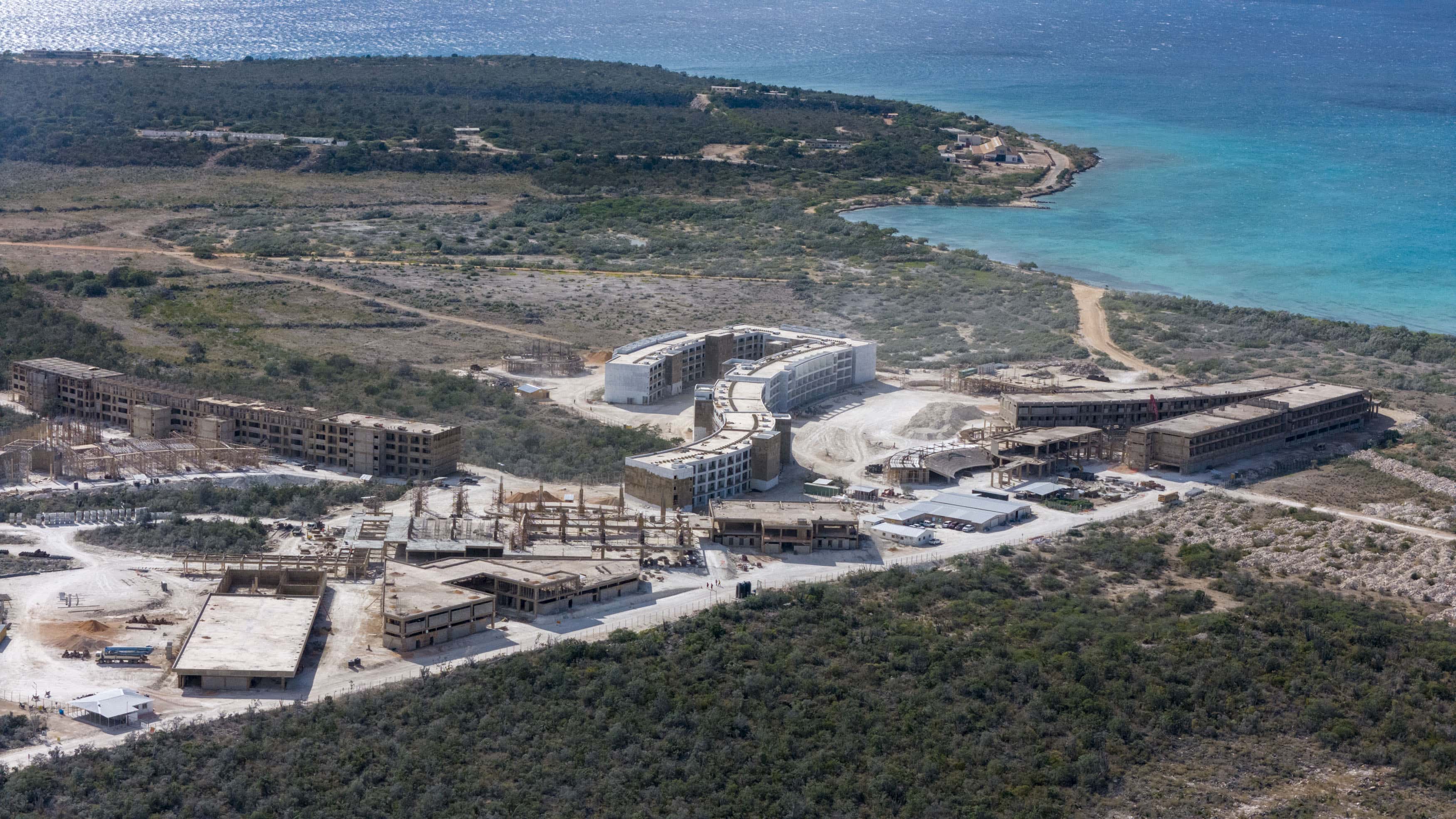 Vista de los primeros hoteles que se levantan en Pedernales. 