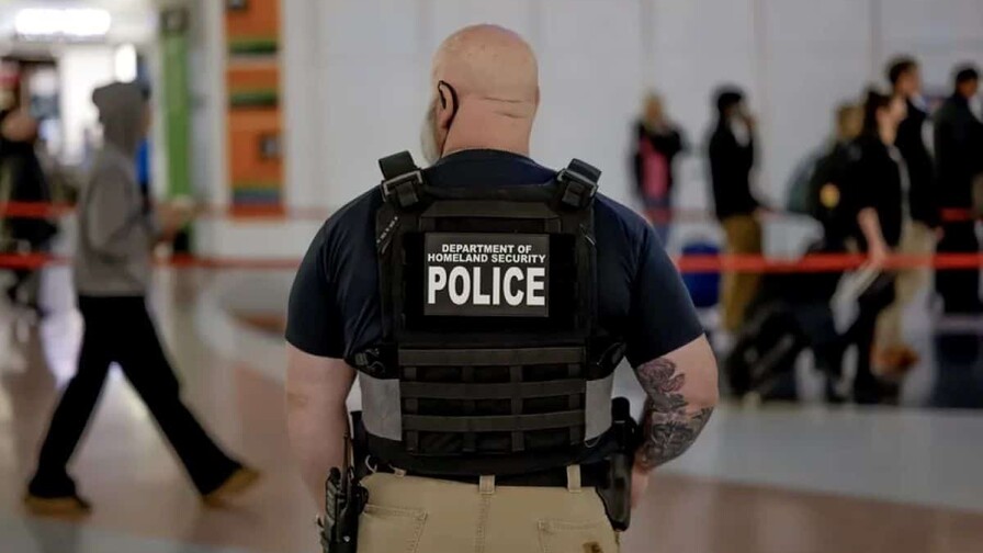 Trump amenaza con enviar agentes de migración para controlar la seguridad en aeropuertos