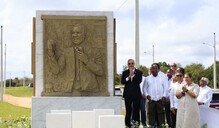 Gobierno devela monumento a Pe&ntilde;a G&oacute;mez y oficializa su nombre en la avenida Ecol&oacute;gica tras disputa