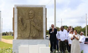 Gobierno devela monumento a Pe&ntilde;a G&oacute;mez y oficializa su nombre en la avenida Ecol&oacute;gica tras disputa