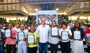 El presidente Abinader entrega 2,315 t&iacute;tulos de propiedad en San Pedro de Macor&iacute;s