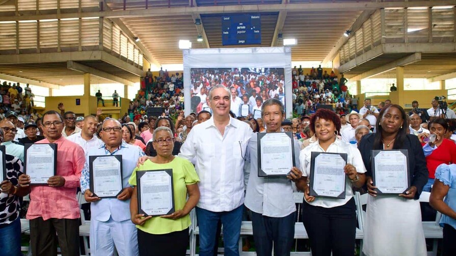 El presidente Abinader entrega 2,315 t&iacute;tulos de propiedad en San Pedro de Macor&iacute;s