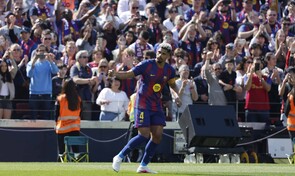 Ara&uacute;jo distancia al Bar&ccedil;a del Real Madrid antes del derbi