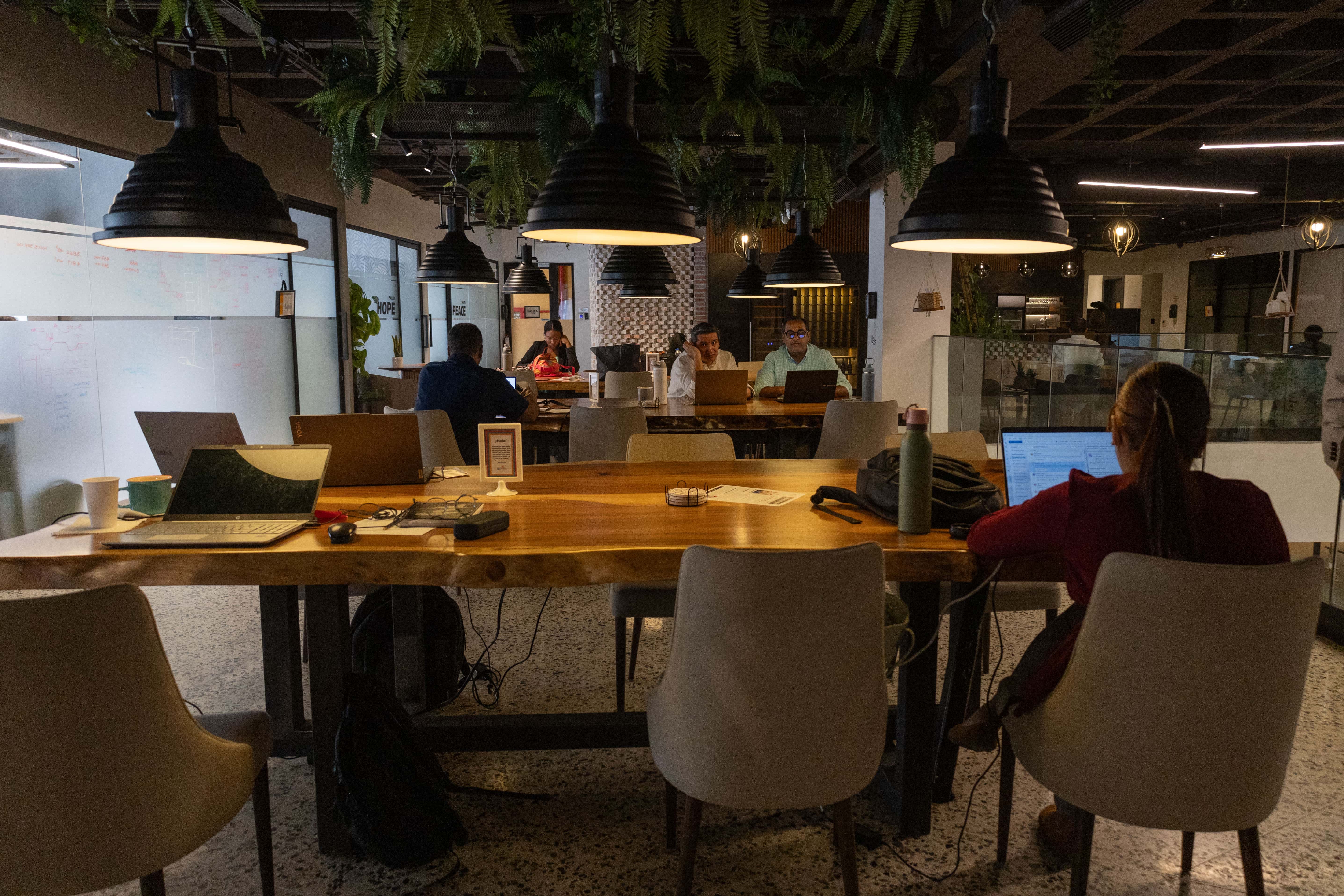 Usuarios trabajando en una de las &aacute;reas compartidas de Spirit Coworking.