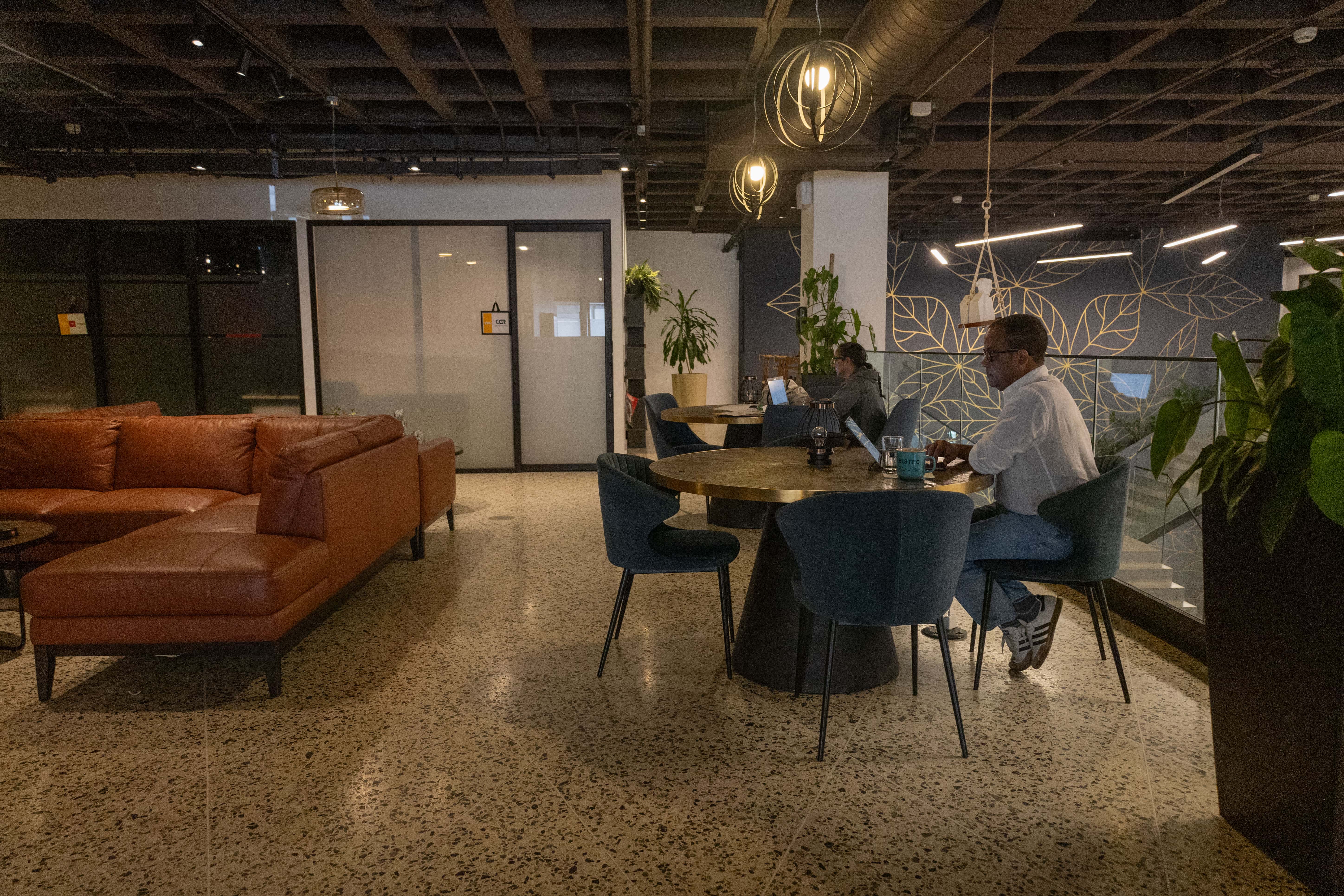 Personas trabajando en uno de los salones compartidos en Spirit.