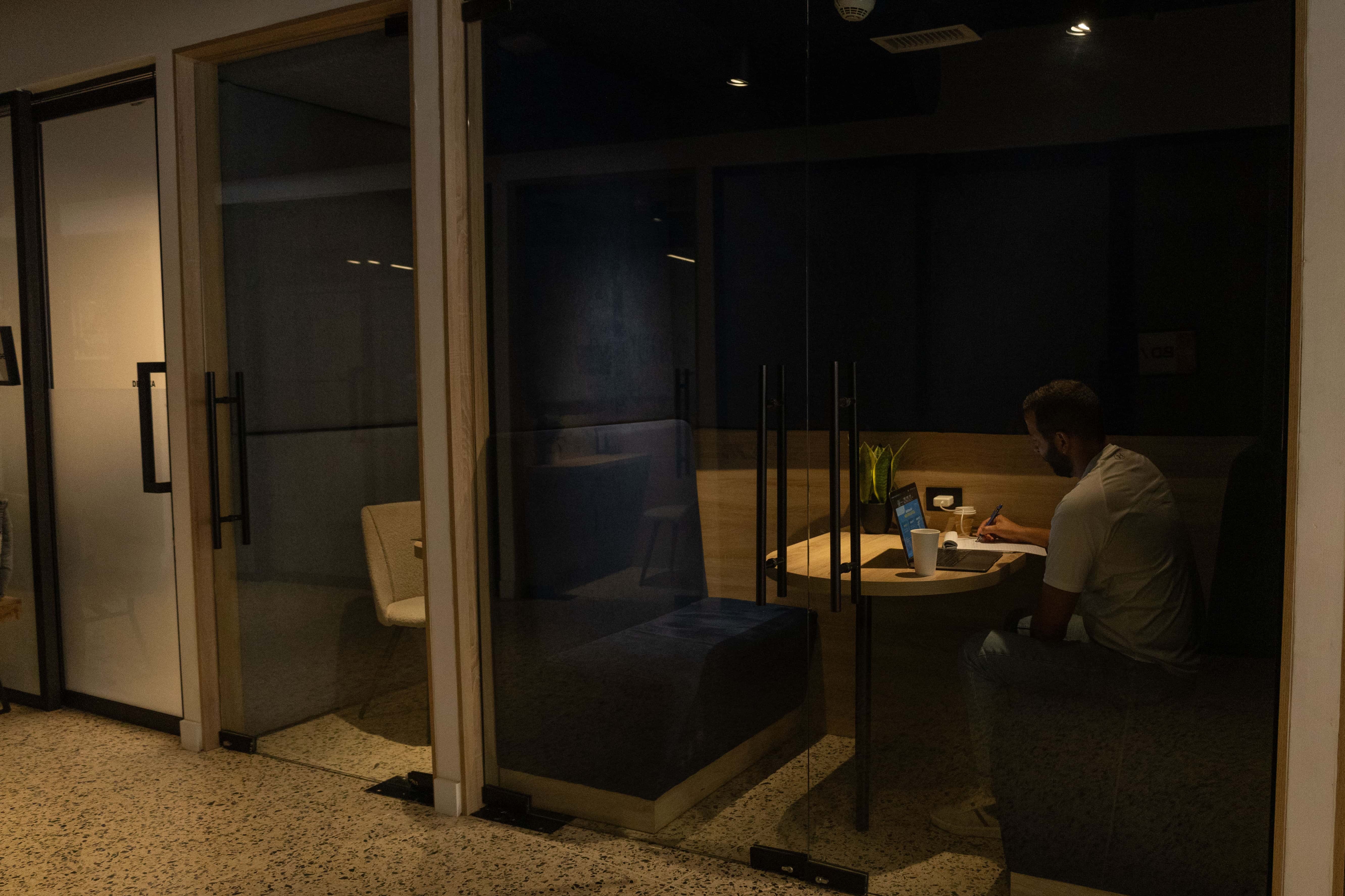 Un usuario de Spirit Coworking sostiene una videollamada en uno de los call boxes del local.