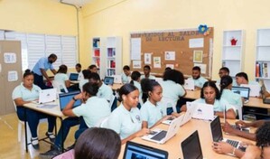 Estudiantes de escuelas p&uacute;blicas dejan de depender de centros privados para aprender ingl&eacute;s