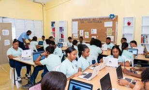 Estudiantes de escuelas p&uacute;blicas dejan de depender de centros privados para aprender ingl&eacute;s