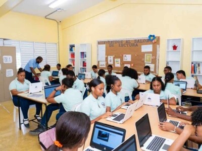 Estudiantes aprenden inglés a través de plataformas digitales