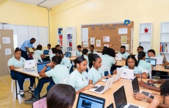 Estudiantes de escuelas p&uacute;blicas dejan de depender de centros privados para aprender ingl&eacute;s