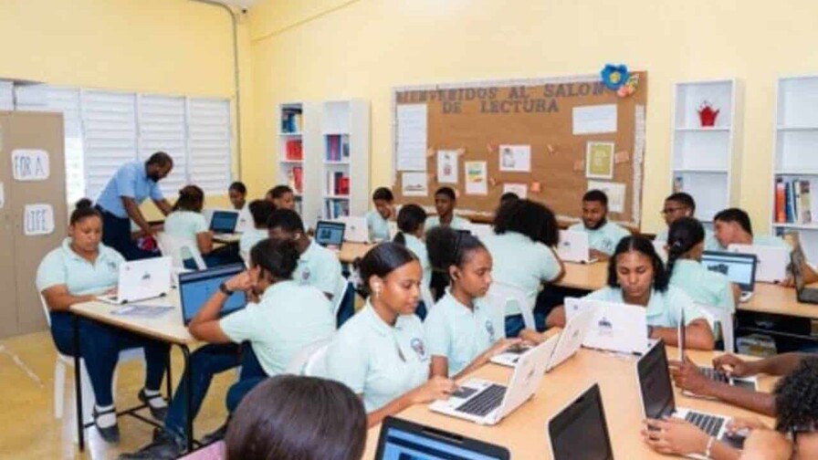 Estudiantes de escuelas públicas dejan de depender de centros privados para aprender inglés Estudiantes de escuelas públicas dejan de depender de centros privados para aprender inglés