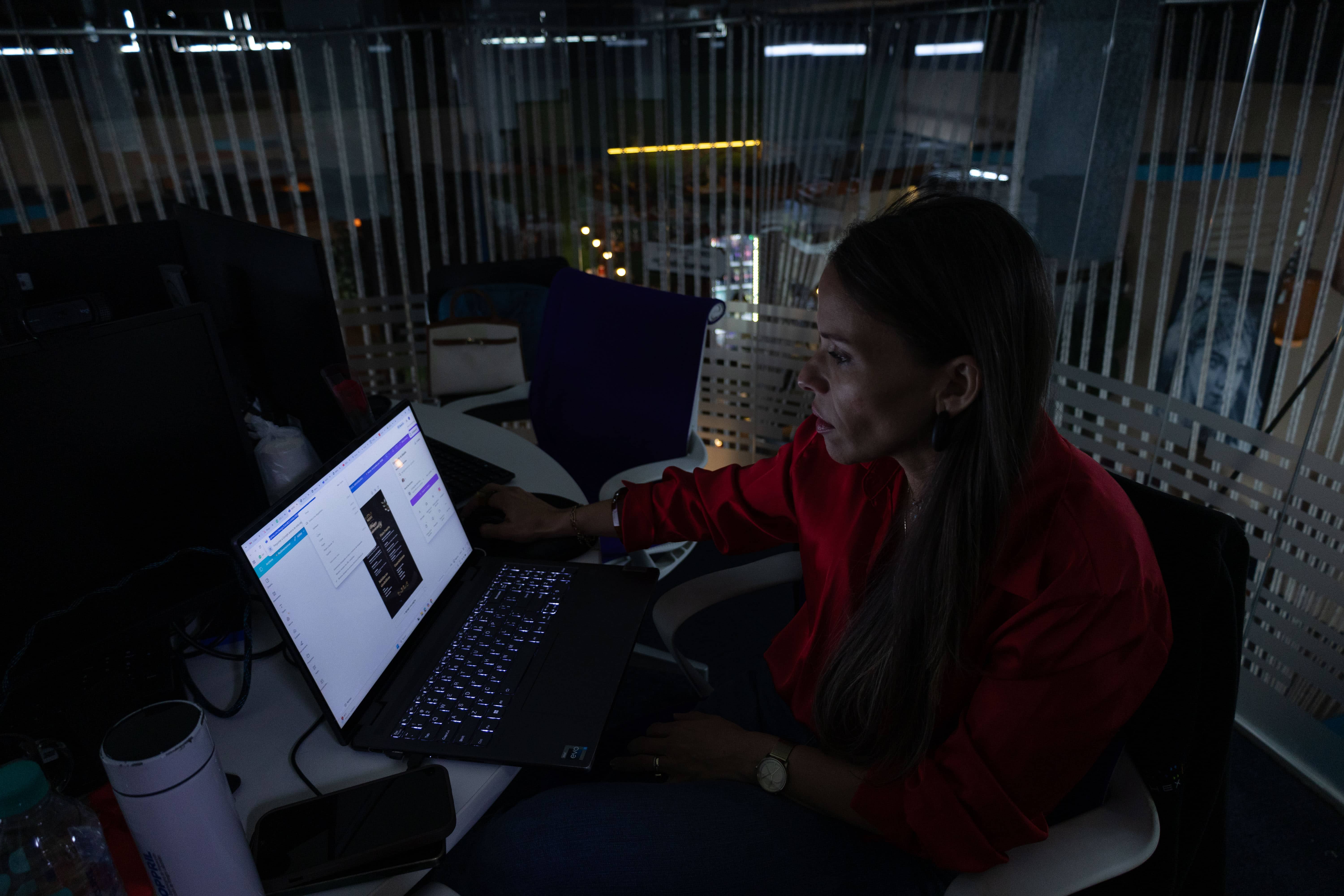 Una empleada de Phyex Work trabaja en uno de los salones de reuniones, en el segundo nivel del establecimiento.