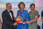 Frank Rainieri y Haydée Kuret de Rainieri reciben los Premios Sofía de manos de la reina
