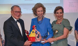Frank Rainieri y Hayd&eacute;e Kuret de Rainieri reciben los Premios Sof&iacute;a de manos de la reina