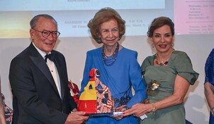 Frank Rainieri y Hayd&eacute;e Kuret de Rainieri reciben los Premios Sof&iacute;a de manos de la reina