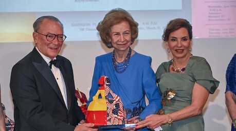 Frank Rainieri y Hayd&eacute;e Kuret de Rainieri reciben los Premios Sof&iacute;a de manos de la reina