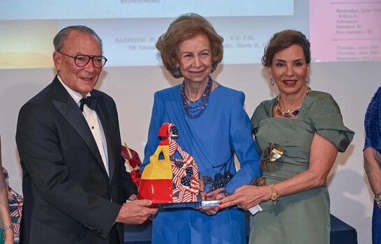 Frank Rainieri y Hayd&eacute;e Kuret de Rainieri reciben los Premios Sof&iacute;a de manos de la reina