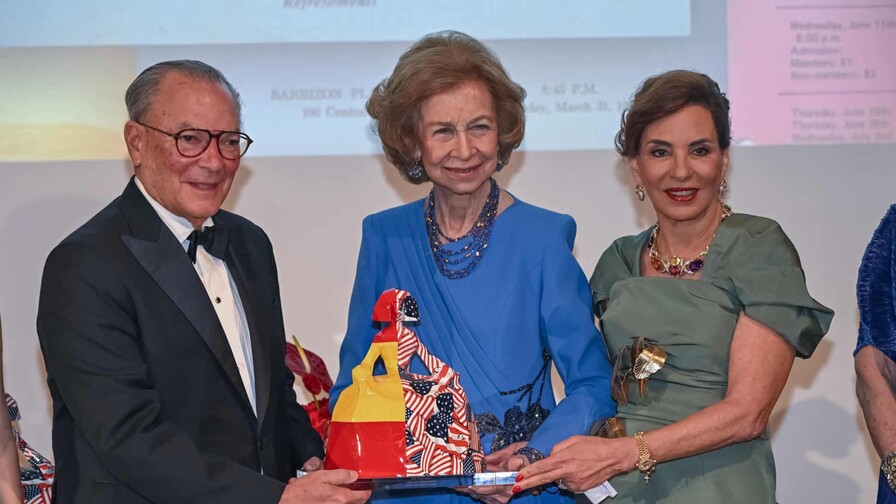 Frank Rainieri y Hayd&eacute;e Kuret de Rainieri reciben los Premios Sof&iacute;a de manos de la reina