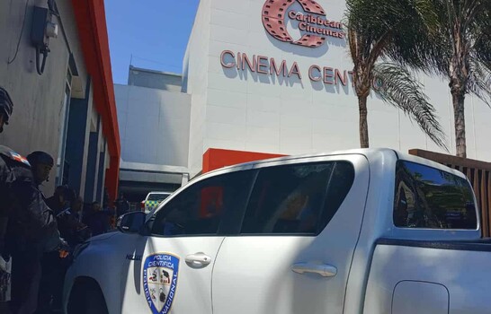Tiroteo en Cinema Centro deja un vigilante privado muerto y un polic&iacute;a herido